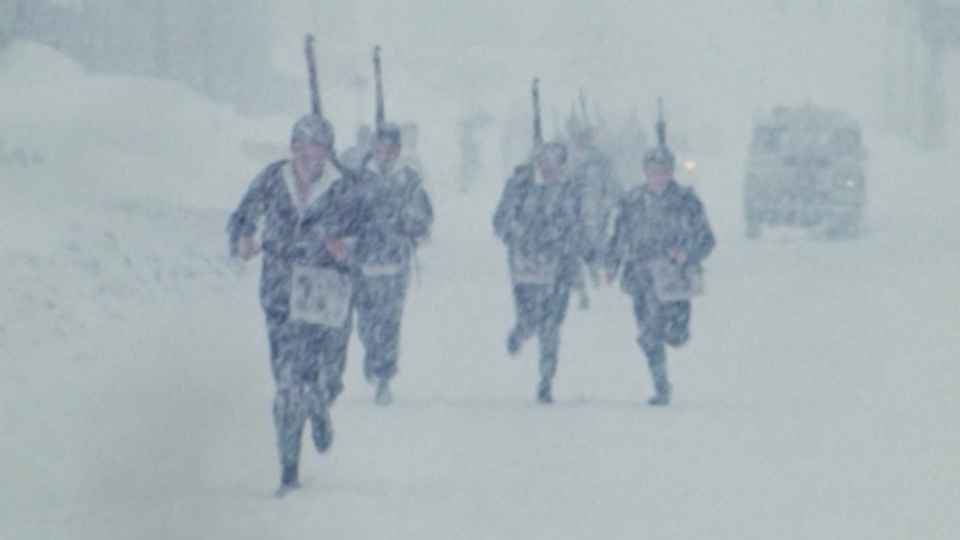 Course militaire entre La Chaux-de-Fonds et Le Locle, 1970. [RTS]