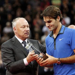 Roger Brennwald remet le titre à Roger Federer en 2015. [Keystone - Urs Flüeler]