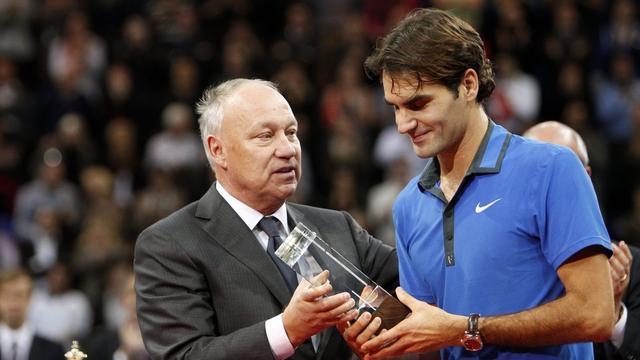 Roger Brennwald remet le titre à Roger Federer en 2015. [Keystone - Urs Flüeler]