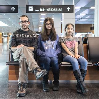 Le journaliste kurde Mustafa Mamay et ses deux filles sont bloqués dans la zone de transit de l'aéroport de Zurich depuis cinquante jours. [Keystone - Ennio Leanza]