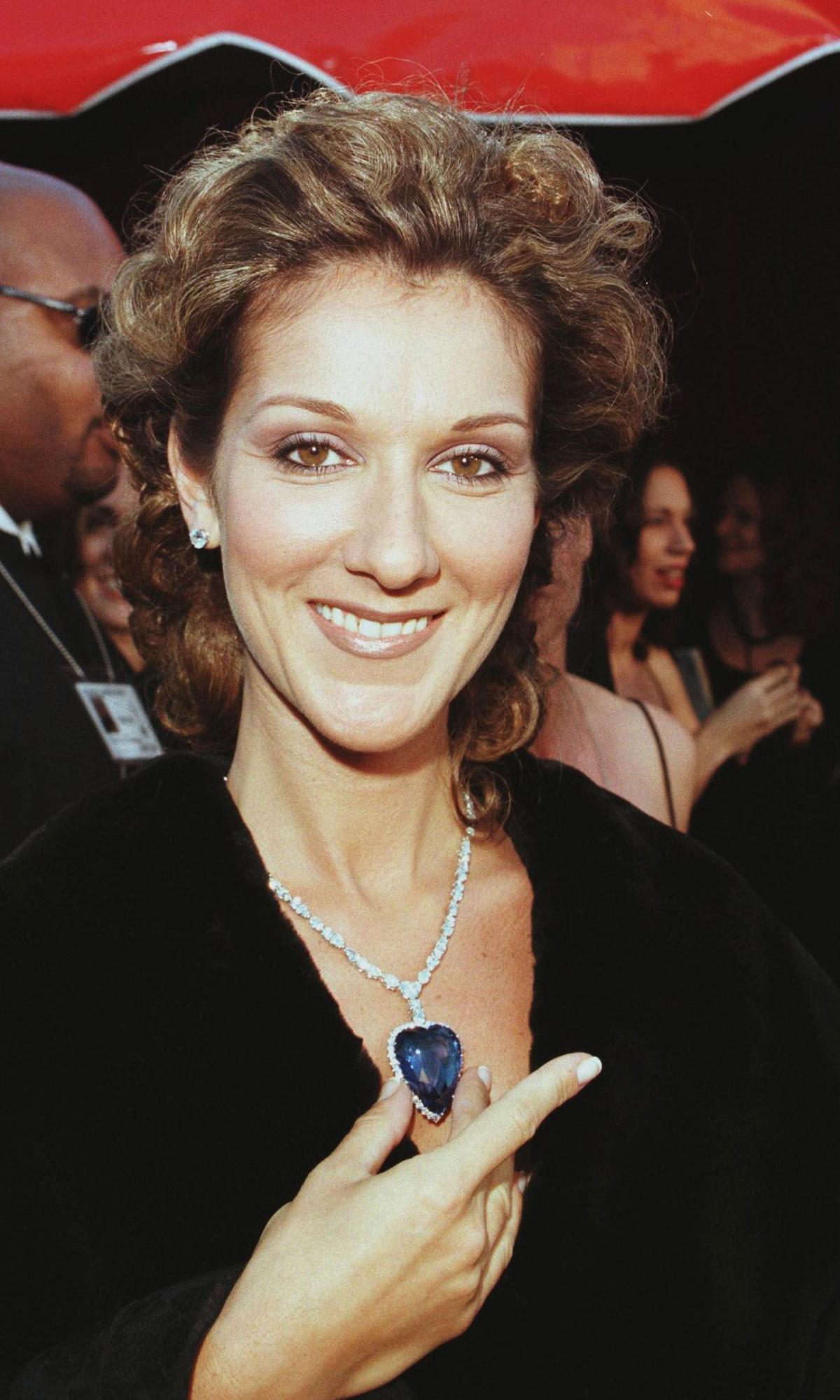 Céline Dion porte une réplique du diamant "Coeur de l'Océan" du film "Titanic". [AFP - Vince Bucci]