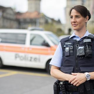 Policière équipée d'une caméra à Zurich en avril 2018. [Keystone - Ennio Leanza]