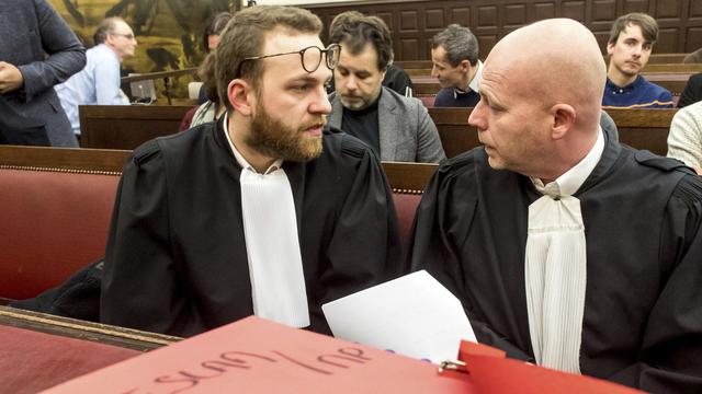 Les deux avocats de la défense, Romain Delcoigne et Sven Mary, lundi matin à l'audience. [Pool/AP/Keystone - Danny Gys]