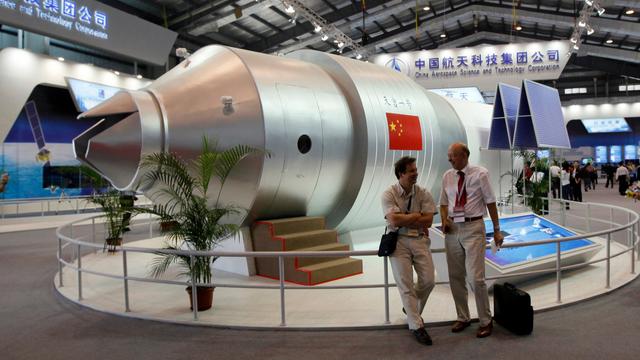 Des visiteurs devant un modèle de la station spatiale Tiangong-1 exposée dans un musée de la province de Guangdong, dans le sud de la Chine.