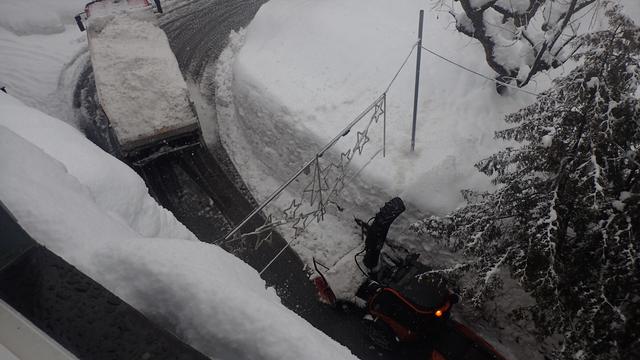 Déblaiement en cours, ce lundi 22 janvier, à Loèche-les-Bains (VS), toujours coupé du reste de la vallée. [Vos infos - Daniel Buschbeck]