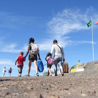 Entre 500 et 1200 vénézuéliens passent chaque jour la frontière avec le Brésil. [RTS - Jean-Claude Gerez]