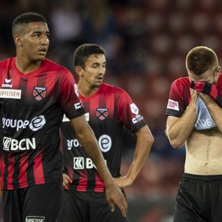 Les joueurs de Neuchâtel Xamax FC réagissent après le match de Super League face à GC. [Keystone - Ennio Leanza]