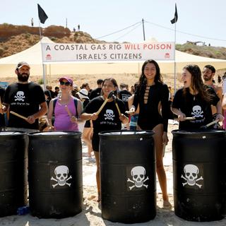 Des surfers israéliens protestent contre un projet de plateforme de gaz off-shore, au large d'Israël. [Reuters - Amir Cohen]