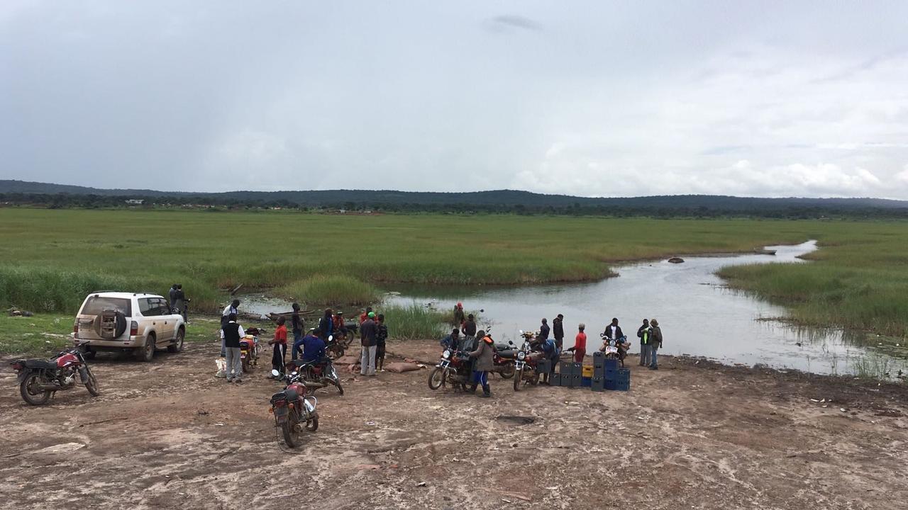 Les creuseurs attendent la barque (de fortune) pour aller travailler. Le passage coûte 500 francs congolais. [RTS - Annabelle Durand]