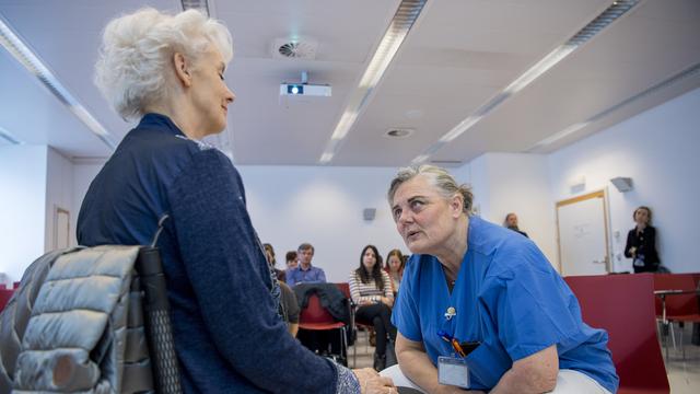 La médecin adjointe au service d'anesthésiologie Adriana Wolff fait une démonstration d'hypnose lors d'une conférence de presse aux Hôpitaux universitaires de Genève. [keystone - Martial Trezzini]