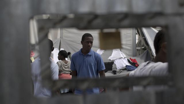 Des migrants en attente d'enregistrement dans le camp Moria, sur l'île grecque de Lesbos, le 4 mai 2018. [AP Photo/Keystone - Petros Giannakouris]