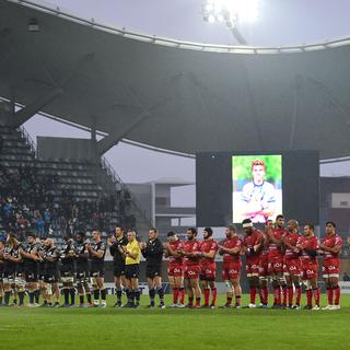 Les joueurs de Montpellier et Toulon rendant hommage au jeune joueur de rugby mort suite à un choc violent lors d'un placage. [AFP - Sylvain Thomas]