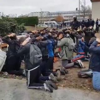 Capture d'écran de la vidéo montrant l'arrestation des lycéens.
