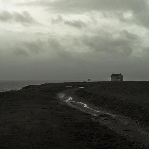 Vue d'une falaise et d'un chemin à l'île de Groix en hiver. [JGC - JGC]