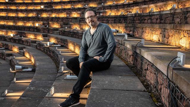 Rafael Lozano-Hemmer a monté une installation de son et lumière dans la Augusta Raurica. [SRF / - Matthias Willi]