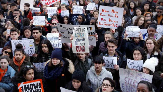 Dans les rues de New York, des élèves américains manifestent contre les armes à feu lors du National School Walkout. [Reuters - Shannon Stapleton]