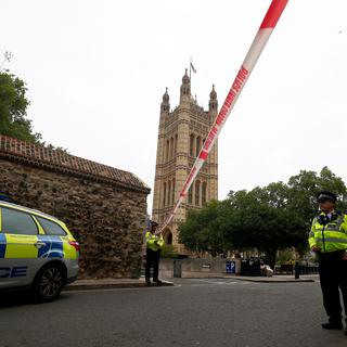 Un cordon policier établi près du Parlement britannique à Westminster. [Reuters - Hannah McKay]