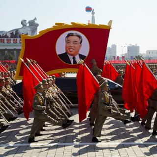 Des soldats nord-coréens défilent avec un portrait de l'ancien dirigeant Kim Il-sung, ce 9 septembre 2018 à Pyongyang. [AP - NG HAN GUAN]