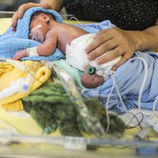 Un bébé prématuré au service de néonatalogie de l'hôpital de Zürich [Keystone - Gaetan Bally]