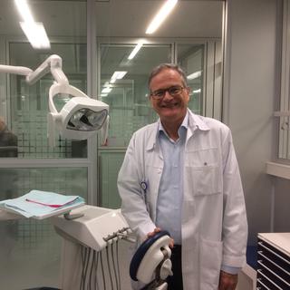 Andrea Mombelli, chef de la division de parodontologie au Hôpitaux universitaires genevois. [RTS - Didier Pradervand]