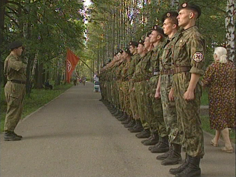 La milice Union nationale s'entraîne dans les parcs en Russie.