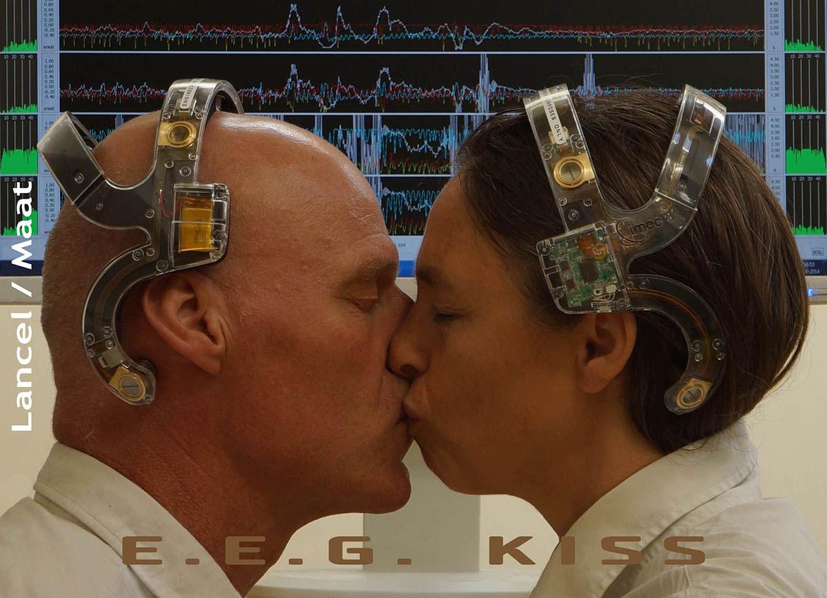 Quelle intimité pour nos données? L'installation "E.E.G. KISS" du duo d'artistes hollandais Lancel/Maat numérise des baisers [Hek.ch - Lancel/Maat]
