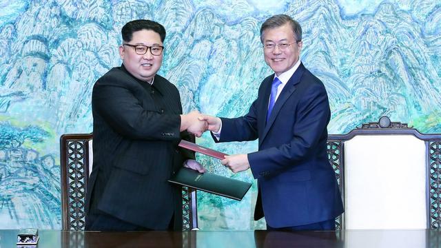 Kim Jong-un (à gauche) et Moon Jae-in, à droite viennent de signer la "Déclaration de Panmunjom", ce vendredi 27 avril 2018. [EPA/KOREA SUMMIT PRESS]