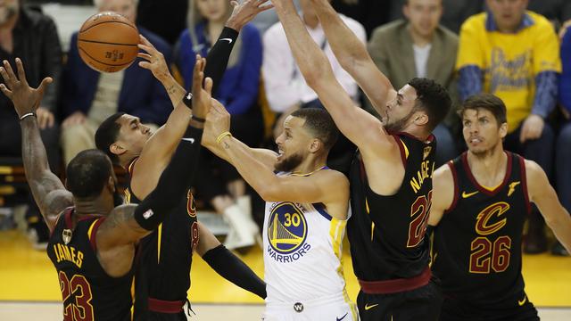 A l'image de Curry (en blanc), Golden State a souffert face à Cleveland. [Monica Davey]