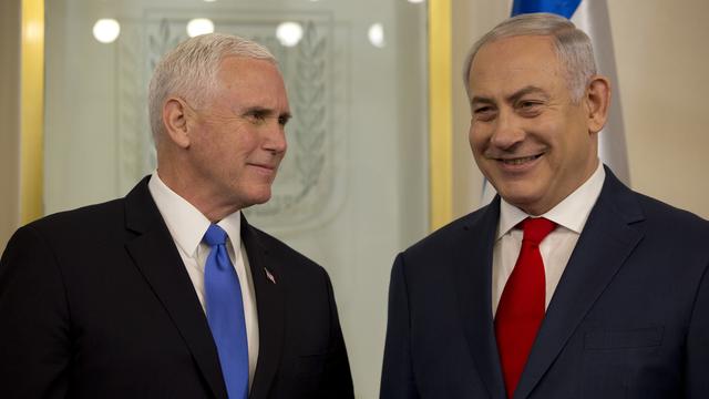 Mike Pence (gauche) en compagnie du Premier ministre israélien Benjamin Netanyahu. [AP Photo - ARIEL SCHALIT]