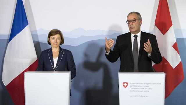 La ministre française des armées Florence Parly et le conseiller fédéral Guy Parmelin lors d'une conférence de presse à Lohn, près de Berne. [Keystone - Peter Schneider]