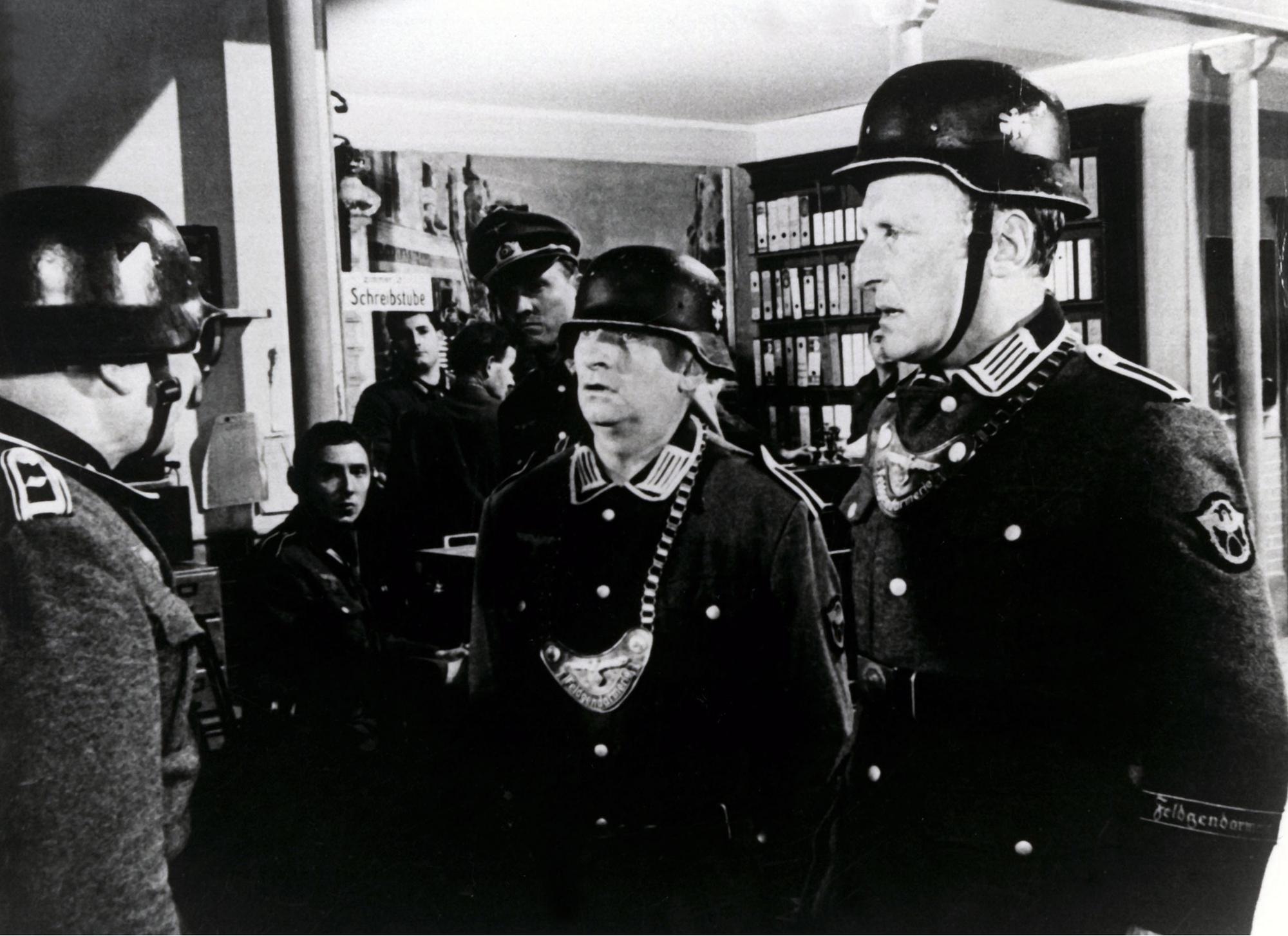 Louis de Funès et Bourvil déguisés en soldats allemands dans une scène de "La grande vadrouille". [Les Films Corona / Collection ChristopheL/AFP]
