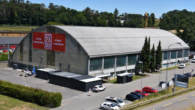 La patinoire de Porrentruy et le slogan 2 x oui. [RTS - Gaël Klein]