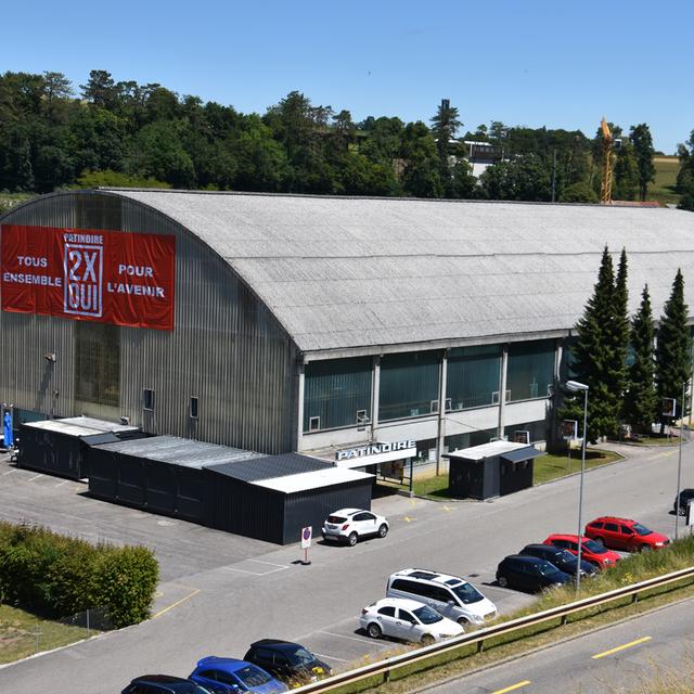 La patinoire de Porrentruy et le slogan 2 x oui. [RTS - Gaël Klein]