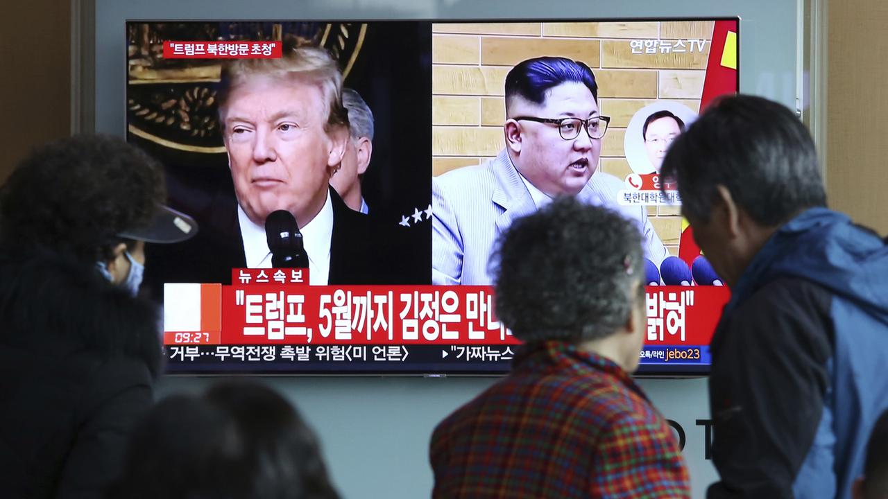 Donald Trump et Kim Jong-un sur un écran de télévision dans les rues de Séoul [AP Photo - Ahn Young-joon]