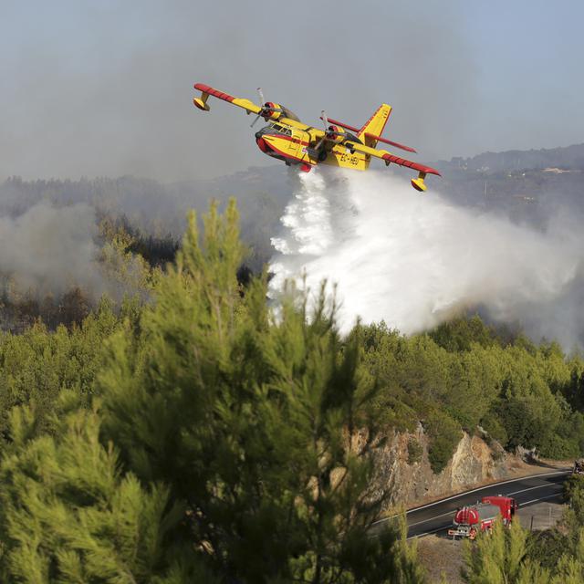 200 véhicules, ainsi que 6 avions et hélicoptères bombardiers d'eau, interviennent pour maîtriser l'incendie. [AP Photo - Armando Franca]
