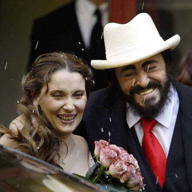 Luciano Pavarotti et Nicoletta Mantovani lors de leur mariage à Modène le 13 décembre 2003. [AFP - Paolo Cocco]