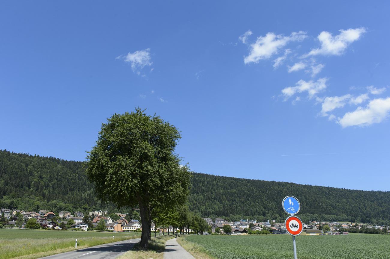 Le village de Cernier, siège des autorités de la commune de Val-de-Ruz. [Keystone - Jean-Christophe Bott]