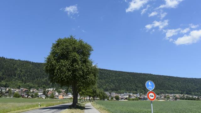 Le village de Cernier, siège des autorités de la commune de Val-de-Ruz. [Keystone - Jean-Christophe Bott]