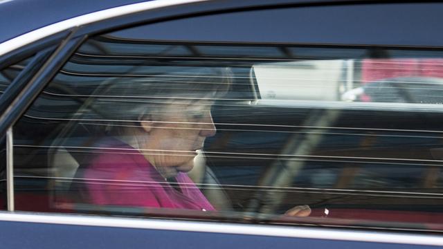 La chancelière allemande quitte le quartier général de la CDU à Berlin. [Keystone - Bernd von Jutrczenka/dpa via AP]