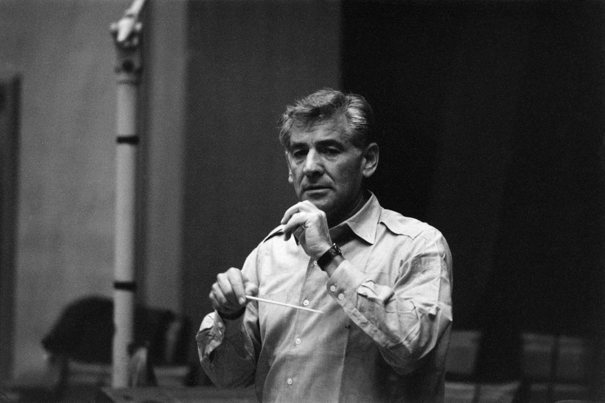 Le chef d'orchestre Léonard Bernstein au cours d'une répétition avec l'Orchestre National de l'ORTF à la Maison de la Radio le 1er novembre 1966. [Ina/AFP - Bernard Pascucci]