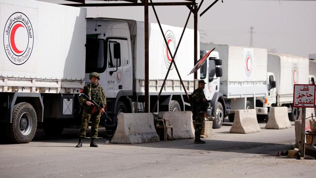 Le convoi humanitaire près de Damas, lundi 5 mars. [Reuters - Omar Sanadiki]