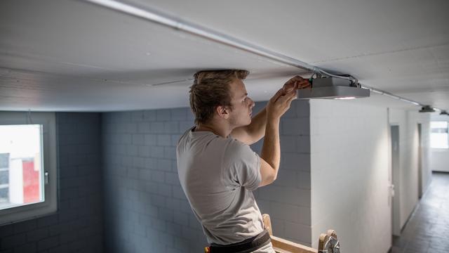 Un apprenti électricien sur un chantier à Kriens, dans le canton de Lucerne. [Keystone - Gaetan Bally]