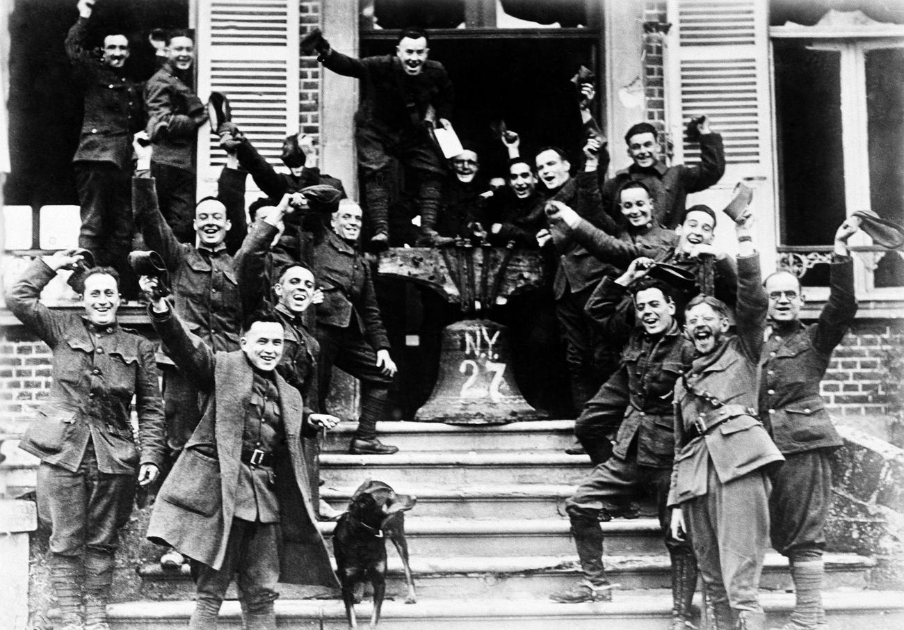Des soldats américains, qui ont combattu sur le front français, célébrent la signature de l'armistice en 1918. [Keystone]