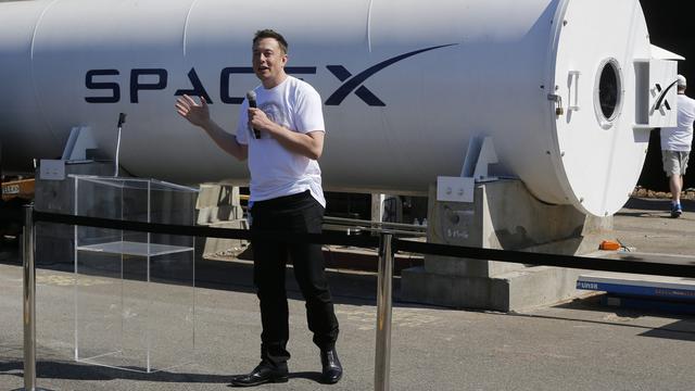 Le patron de SpaceX, Elon Musk, veut développer le transport du futur avec un "hyperloop", une capsule transportant des passagers qui pourrait se déplacer à plus de 1200 km-h dans un tube. [AP/Keystone - Damian Dovarganes]