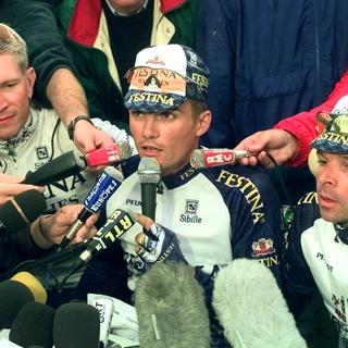 Brochard, Virenque, Dufaux et le reste de l'équipe Festina sont exclus du Tour de France le 17 juillet 1998. [AP/Keystone - Laurent Rebours]