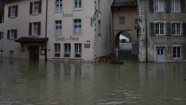 La localité jurassienne de Saint-Ursanne sous l'eau. [RTS - Gaël Klein]