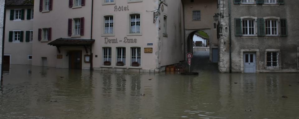 La localité jurassienne de Saint-Ursanne sous l'eau. [RTS - Gaël Klein]