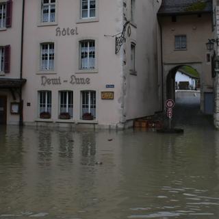 La localité jurassienne de Saint-Ursanne sous l'eau. [RTS - Gaël Klein]