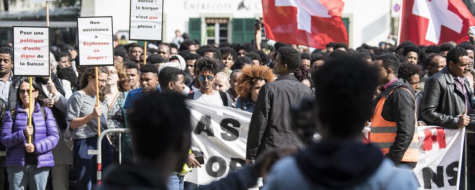 Environ 1500 Erythréens ont manifesté vendredi à Berne contre le durcissement de la politique d'asile de la Confédération. [Keystone - Peter Schneider]