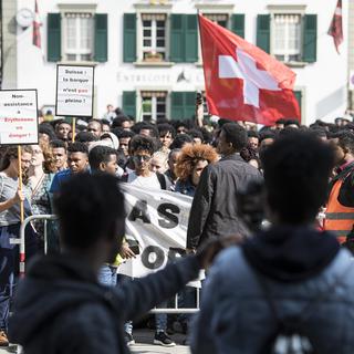 Environ 1500 Erythréens ont manifesté vendredi à Berne contre le durcissement de la politique d'asile de la Confédération. [Keystone - Peter Schneider]